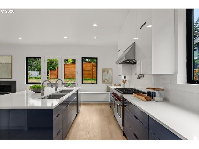 3215 Sw SHERWOOD Pl, Portland, OR 97201