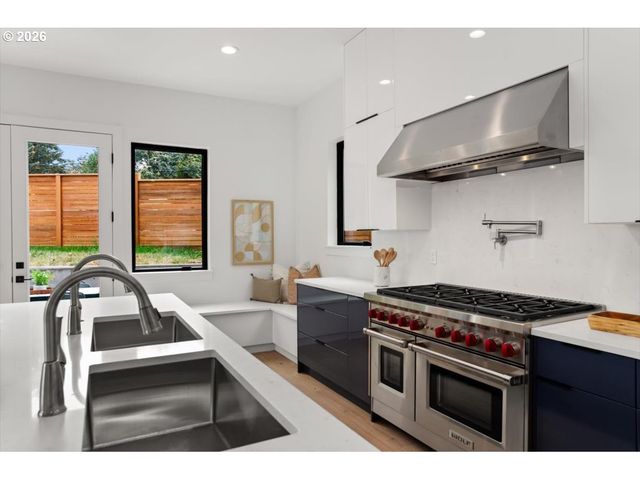 3215 Sw SHERWOOD Pl, Portland, OR 97201