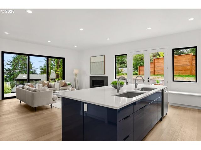 3215 Sw SHERWOOD Pl, Portland, OR 97201