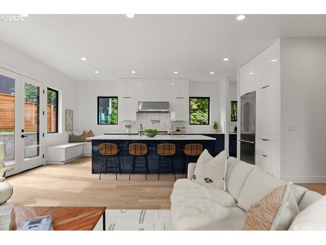 3215 Sw SHERWOOD Pl, Portland, OR 97201