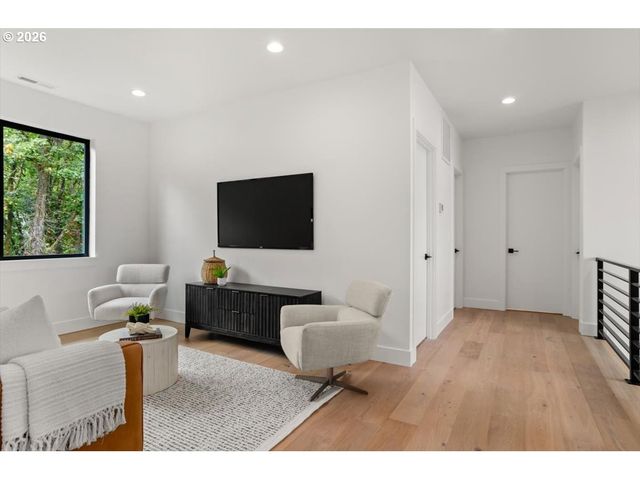 3215 Sw SHERWOOD Pl, Portland, OR 97201