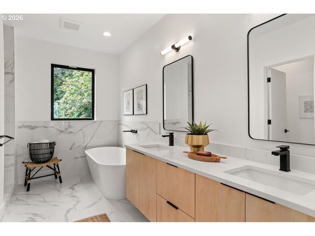 3215 Sw SHERWOOD Pl, Portland, OR 97201
