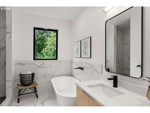 3215 Sw SHERWOOD Pl, Portland, OR 97201