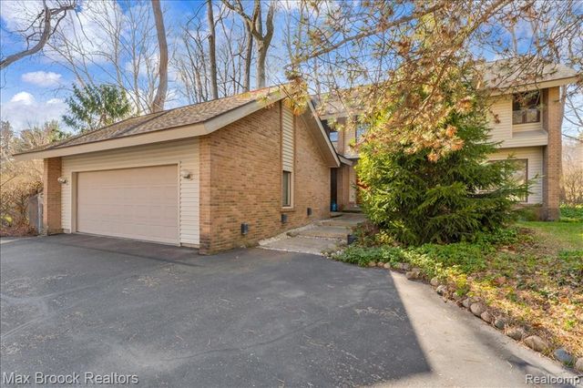 26311 W 14 Mile Road, Franklin, MI 48025