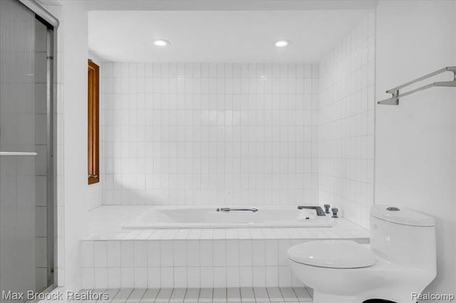 26311 W 14 Mile Road, Franklin, MI 48025