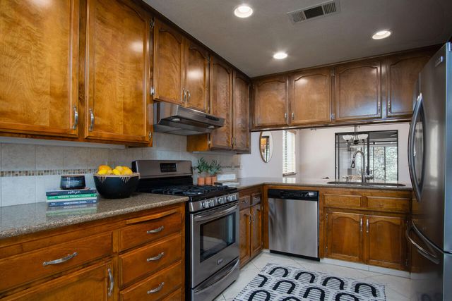 209 S Atwood Court, Visalia, CA 93291