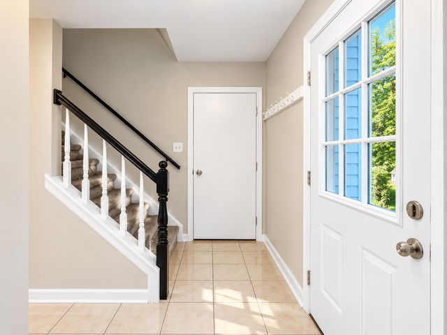 800 STANFORD Lane 800, Carol Stream, IL 60188