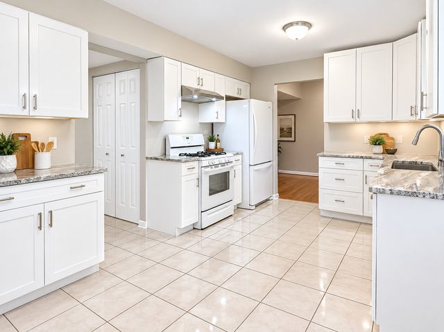800 STANFORD Lane 800, Carol Stream, IL 60188