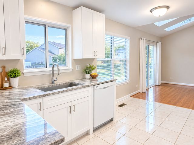 800 STANFORD Lane 800, Carol Stream, IL 60188