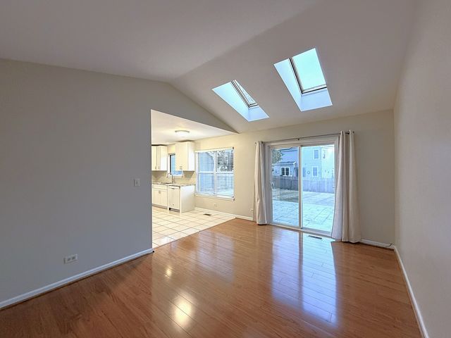 800 STANFORD Lane 800, Carol Stream, IL 60188