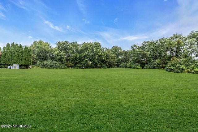 5 Queen Court, Manalapan, NJ 07726