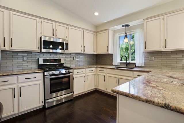 512 Mockingbird Dr, Lodi, CA 95240