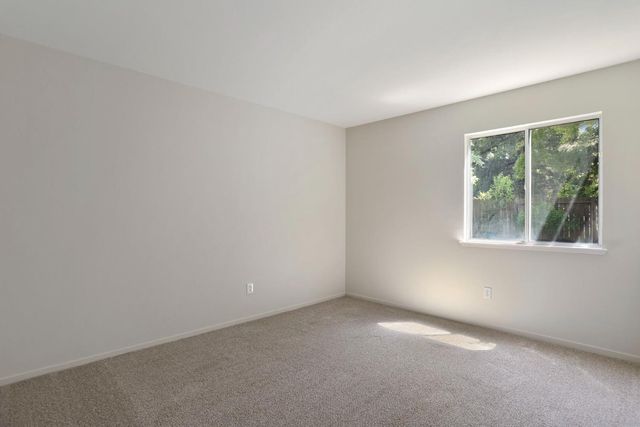 512 Mockingbird Dr, Lodi, CA 95240