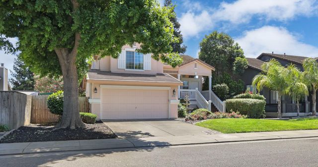 512 Mockingbird Dr, Lodi, CA 95240