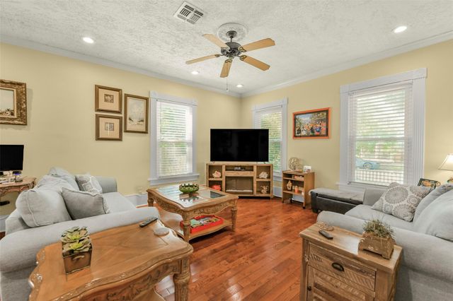 3017 Bernardo De Galvez Avenue, Galveston, TX 77550