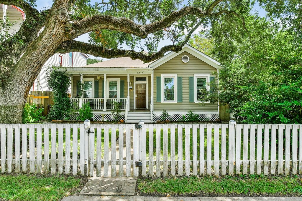 3017 Bernardo De Galvez Avenue, Galveston, TX 77550