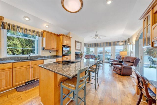 362 Carrs Point LN, Moneta, VA 24121