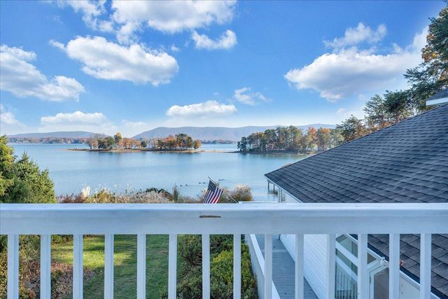 362 Carrs Point LN, Moneta, VA 24121