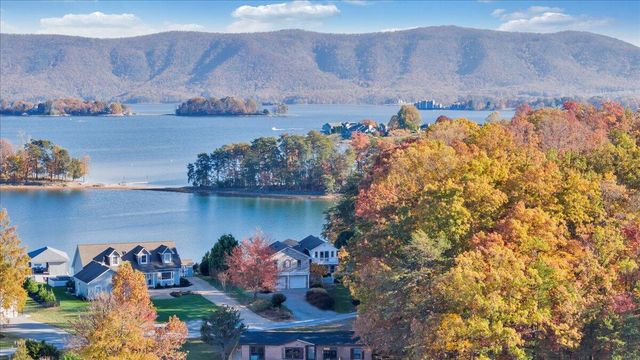 362 Carrs Point LN, Moneta, VA 24121