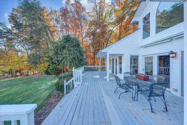 362 Carrs Point LN, Moneta, VA 24121