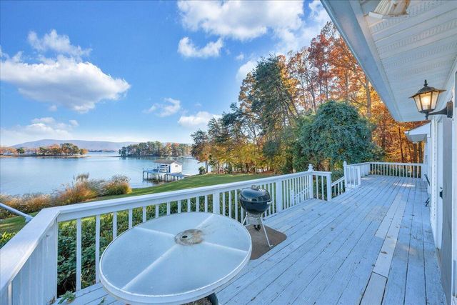 362 Carrs Point LN, Moneta, VA 24121