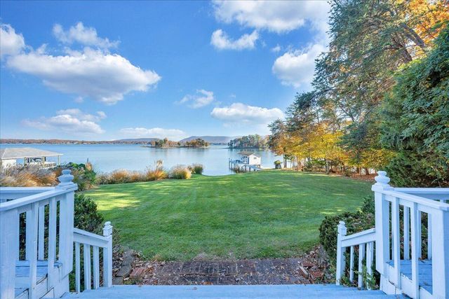 362 Carrs Point LN, Moneta, VA 24121