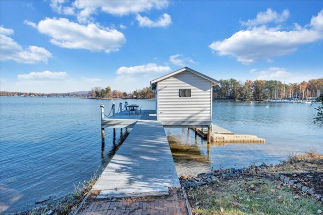 362 Carrs Point LN, Moneta, VA 24121