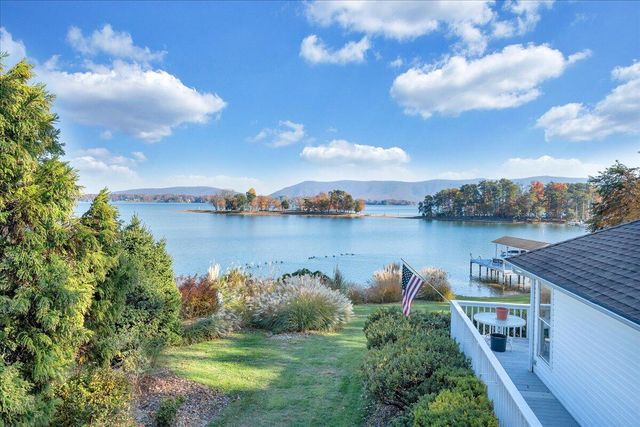 362 Carrs Point LN, Moneta, VA 24121