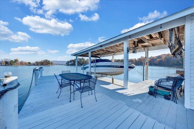 362 Carrs Point LN, Moneta, VA 24121