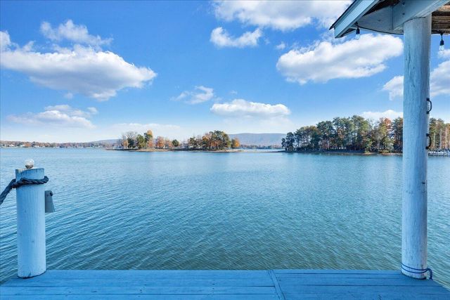 362 Carrs Point LN, Moneta, VA 24121