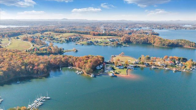 362 Carrs Point LN, Moneta, VA 24121