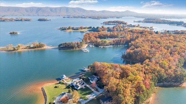 362 Carrs Point LN, Moneta, VA 24121