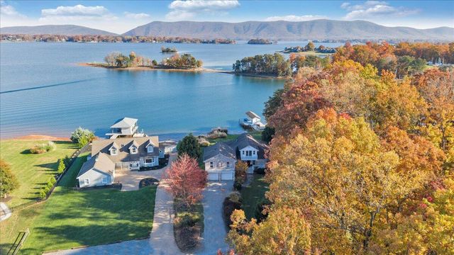 362 Carrs Point LN, Moneta, VA 24121