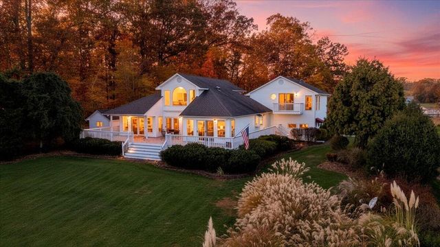 362 Carrs Point LN, Moneta, VA 24121