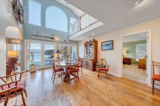 362 Carrs Point LN, Moneta, VA 24121