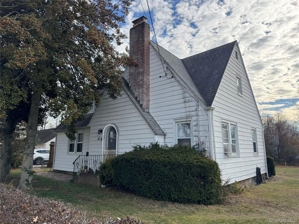 42 Greenwood Road, Bay Shore, NY 11706