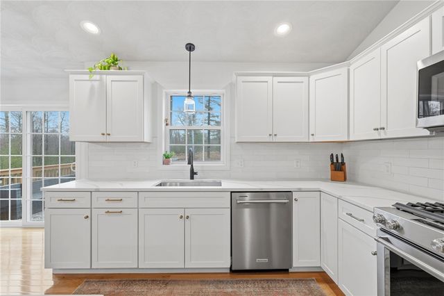 380 Ledge Road, Coventry, RI 02816