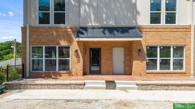 1010 S 33rd Street, Omaha, NE 68105