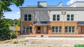 1010 S 33rd Street, Omaha, NE 68105