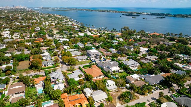 145 Alhambra Place, West Palm Beach, FL 33405