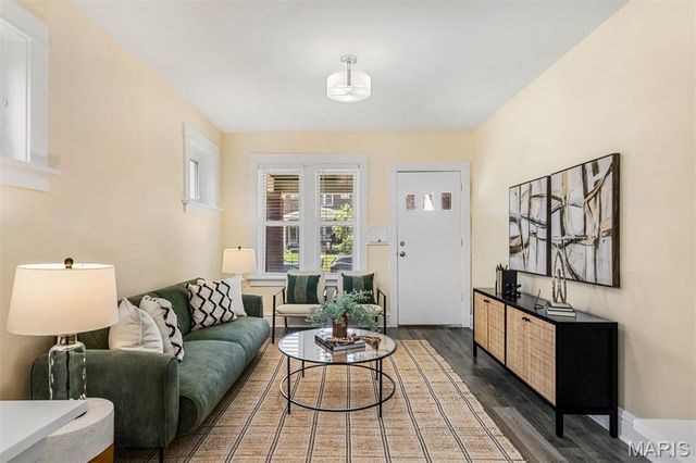 5157 Goethe Avenue, St Louis, MO 63109