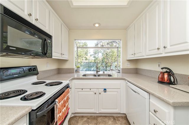 289 Stanford Court 52, Irvine, CA 92612