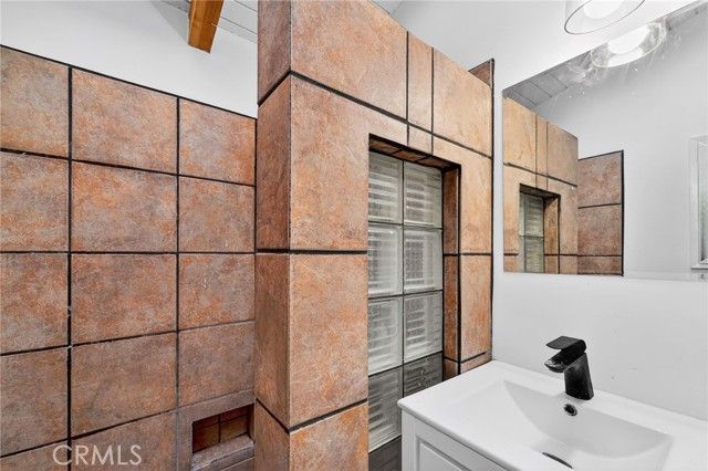 6324 Grape, Los Angeles, CA 90068