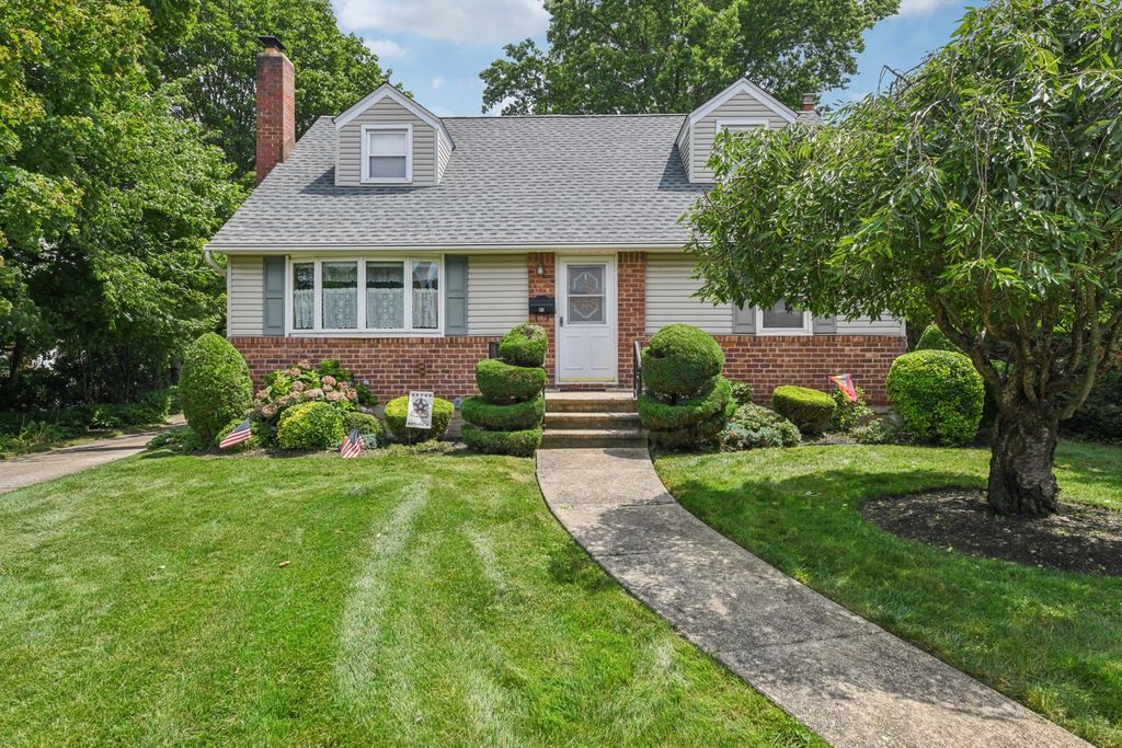 91 Dewey Avenue, Albertson, NY 11507