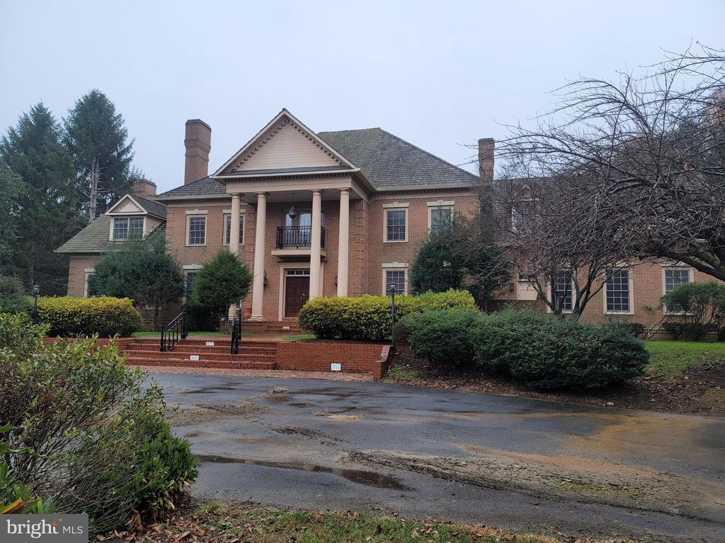 Image 1 of property listing at 8926 HARVEST SQUARE CT, Rockville, MD 20854