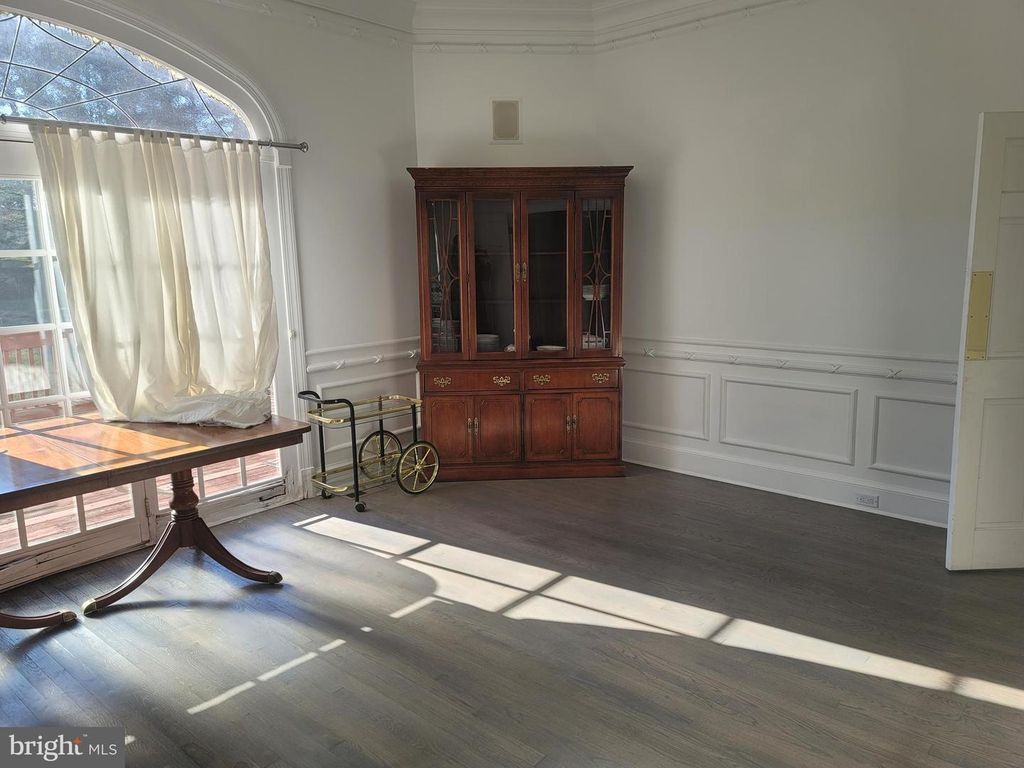 Image 10 of property listing at 8926 HARVEST SQUARE CT, Rockville, MD 20854