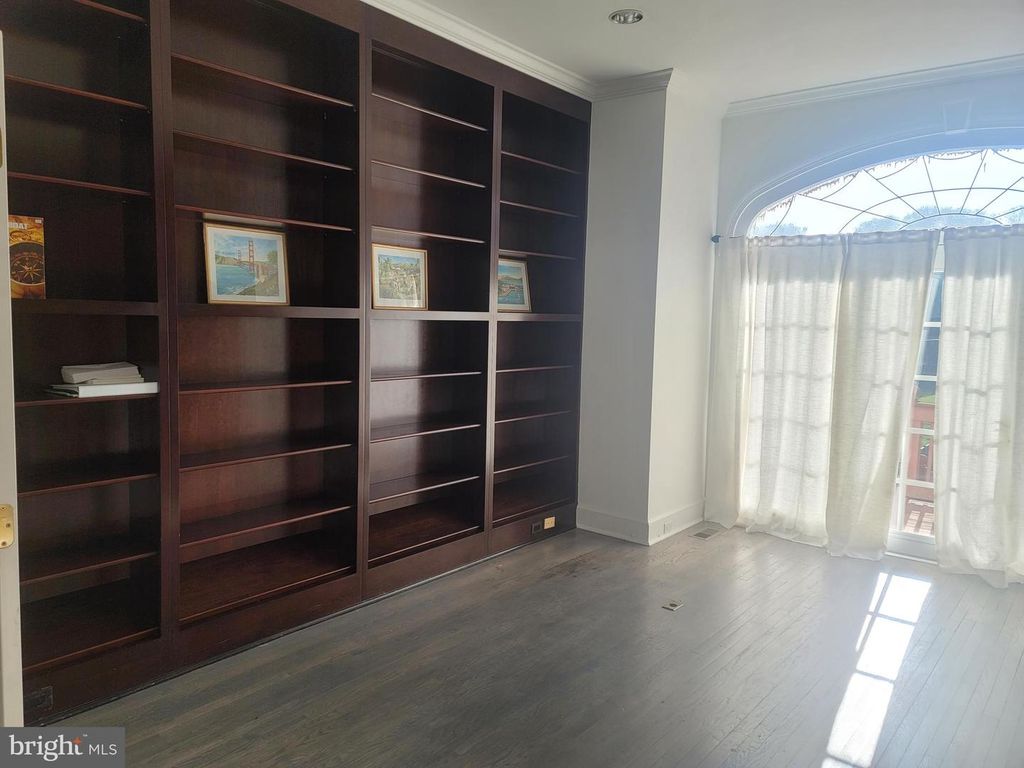 Image 11 of property listing at 8926 HARVEST SQUARE CT, Rockville, MD 20854