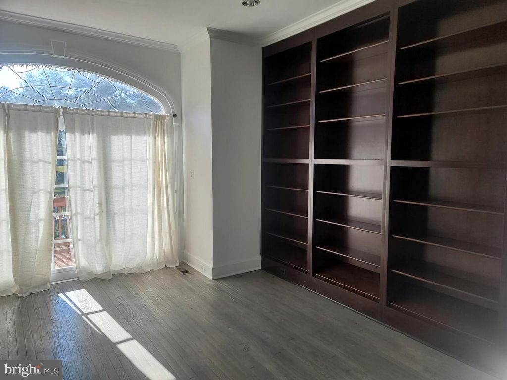 Image 12 of property listing at 8926 HARVEST SQUARE CT, Rockville, MD 20854