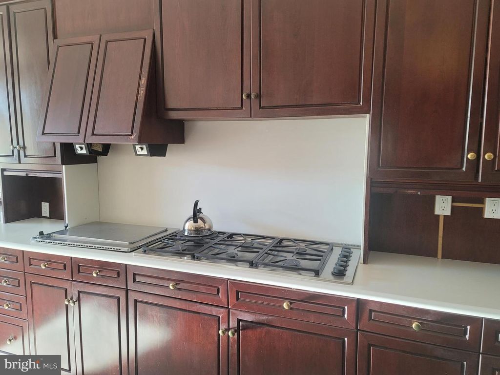 Image 16 of property listing at 8926 HARVEST SQUARE CT, Rockville, MD 20854