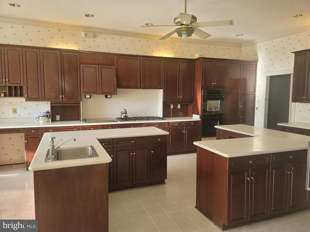 Image 18 of property listing at 8926 HARVEST SQUARE CT, Rockville, MD 20854